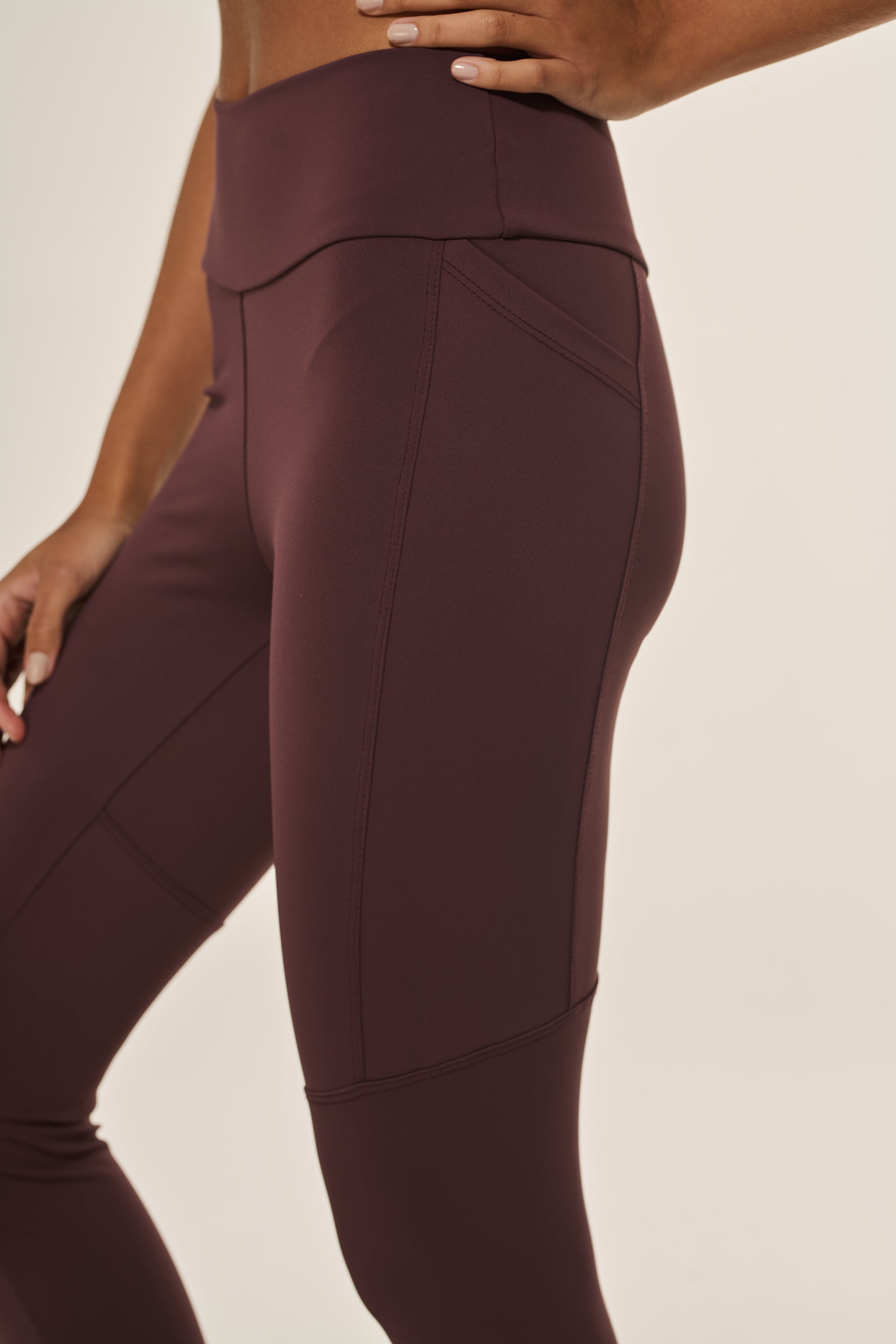 Calça Legging com Recortes Marrom Ébano