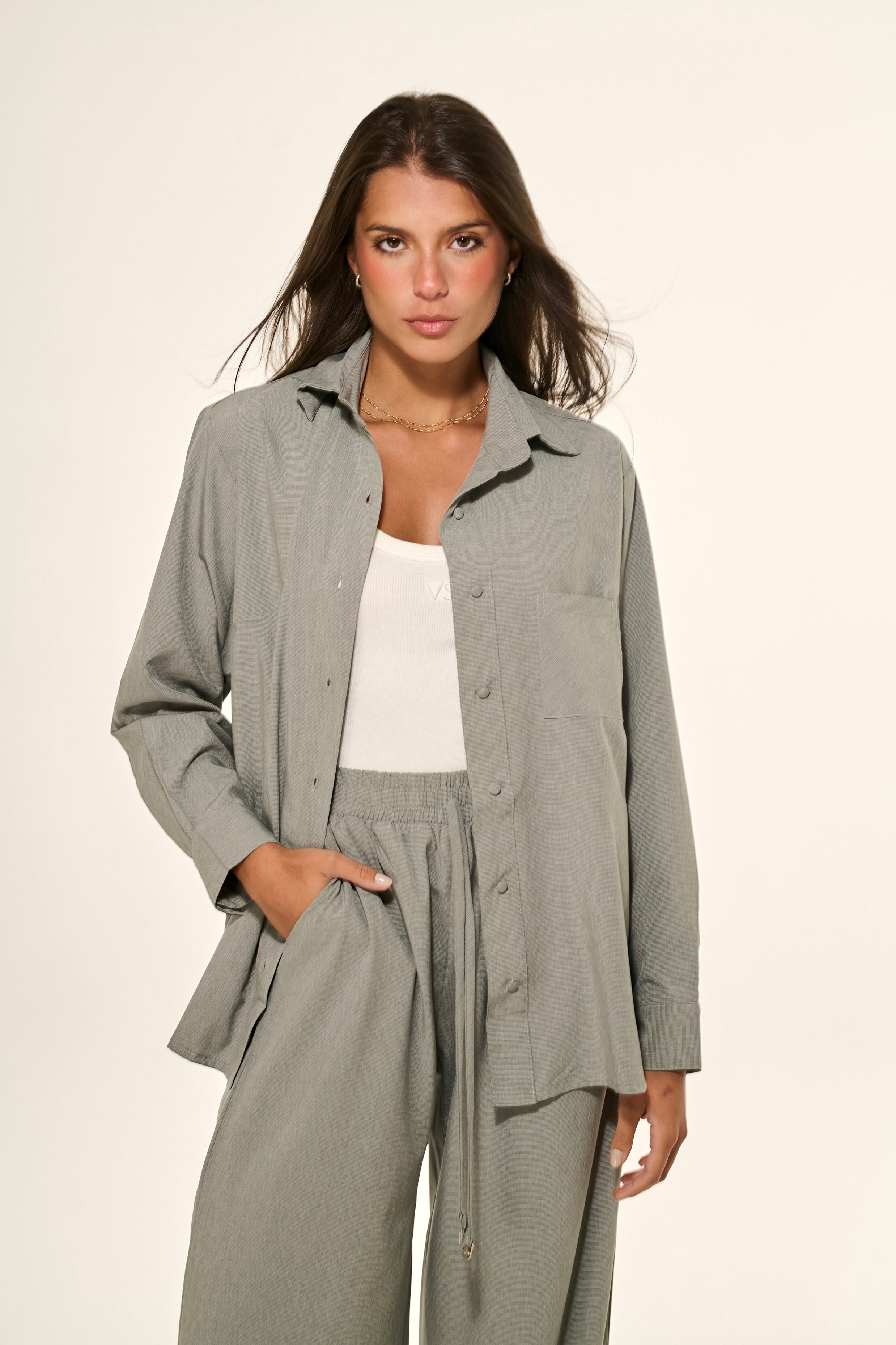 Camisa Manga Longa em Crepe Cinza Claro