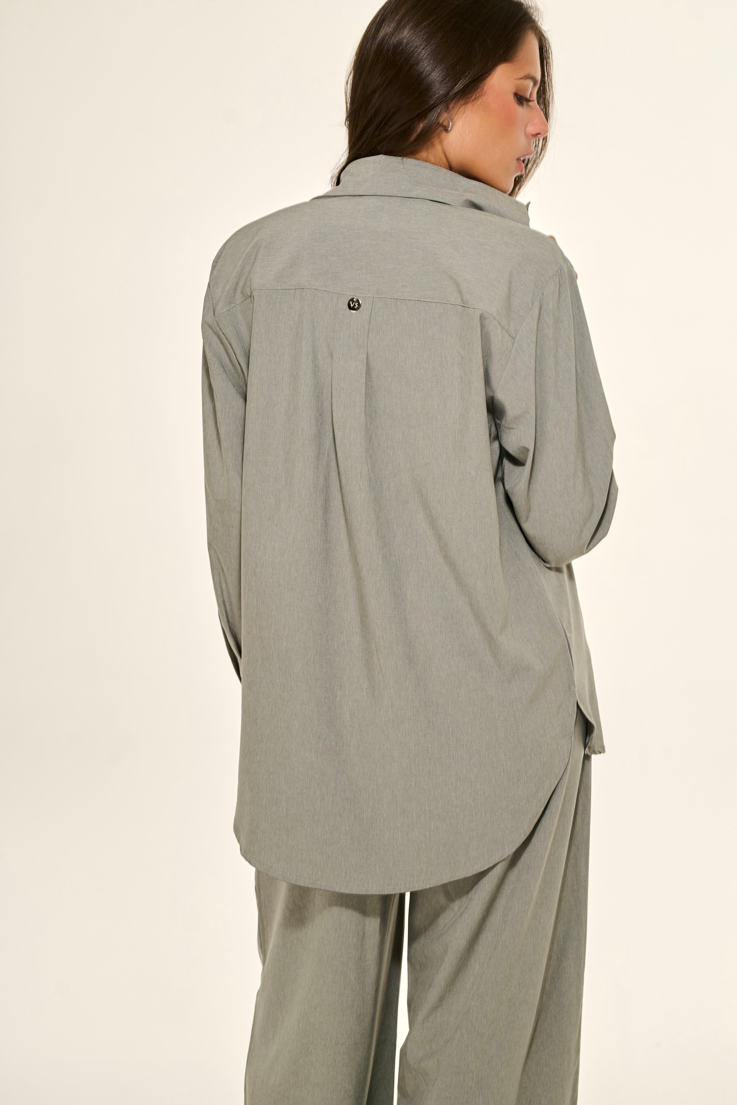 Conjunto Camisa Manga Longa em Crepe Cinza Claro + Calça Reta em Crepe Cinza Claro