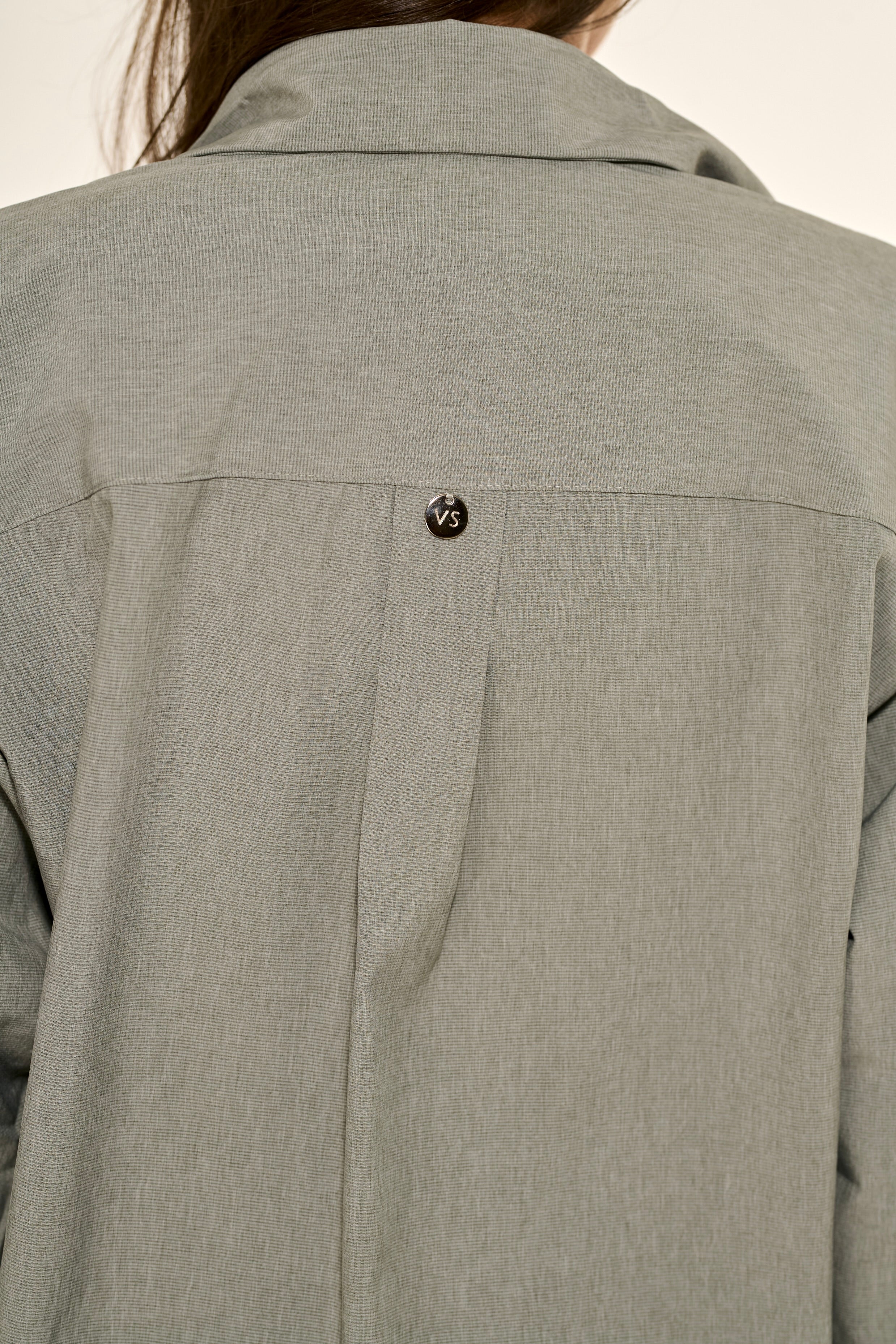 Conjunto Camisa Manga Longa em Crepe Cinza Claro + Calça Reta em Crepe Cinza Claro