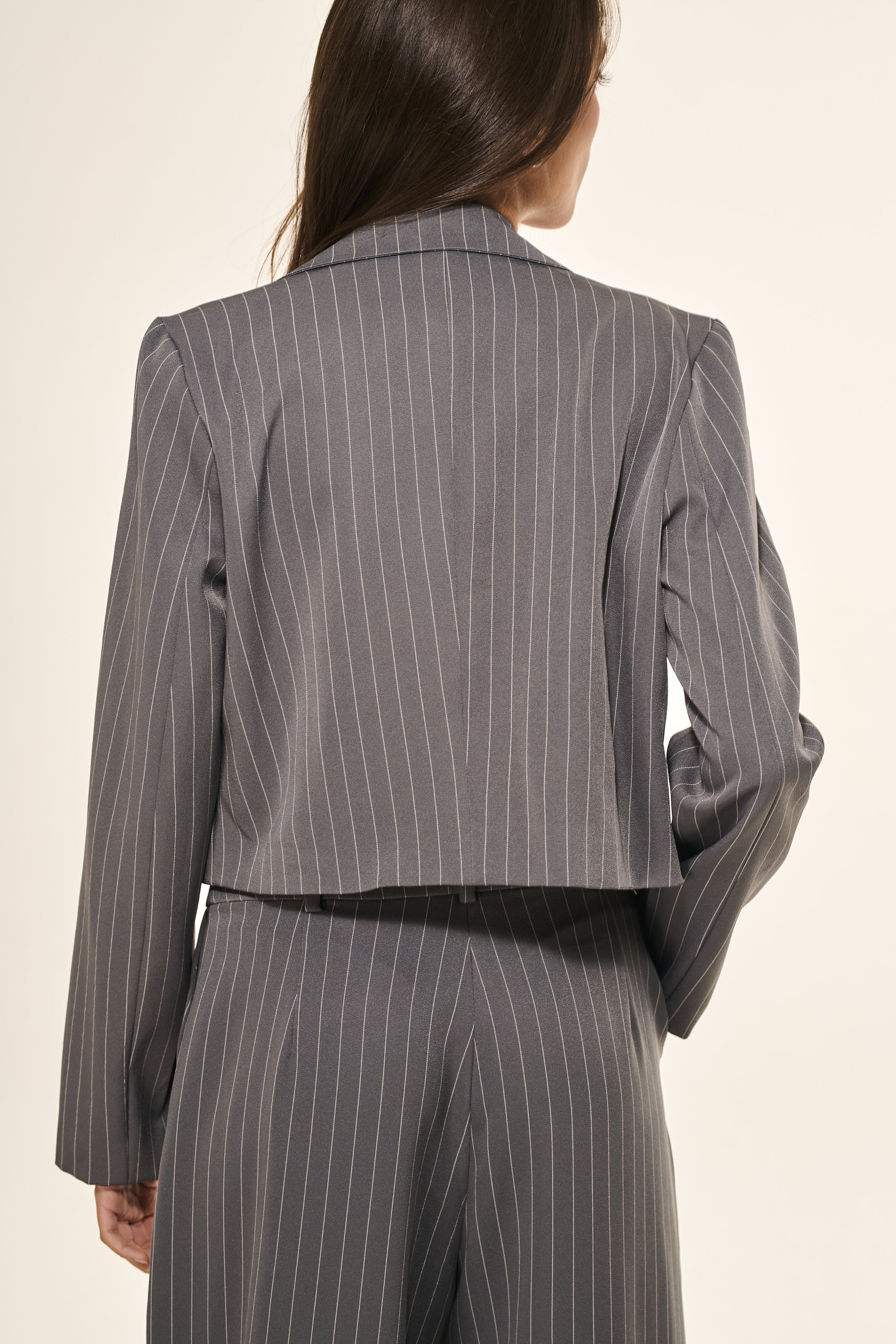 Blazer Cropped Alfaiataria Risca de Giz Cinza