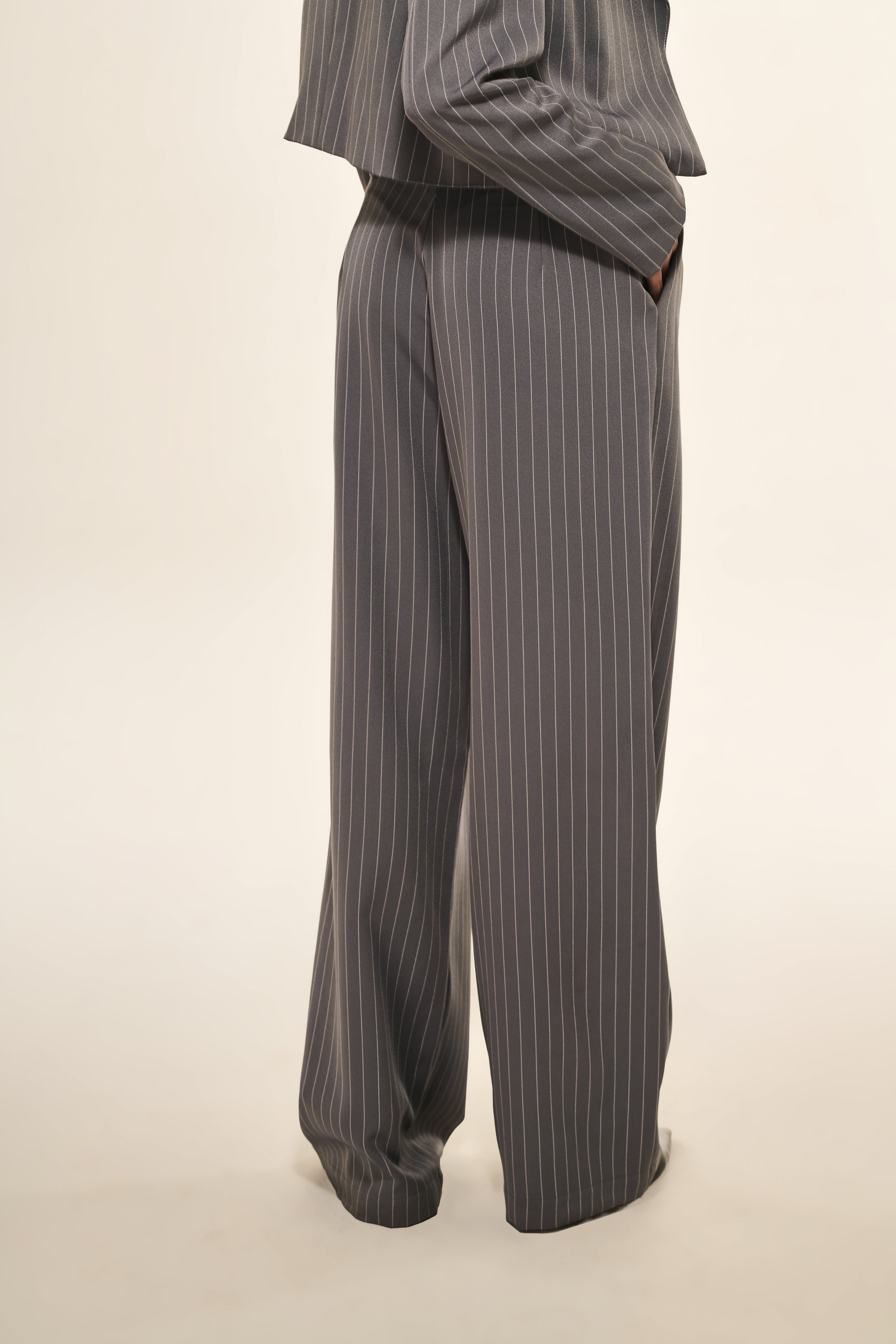 Calça Reta Alfaiataria Risca de Giz Cinza