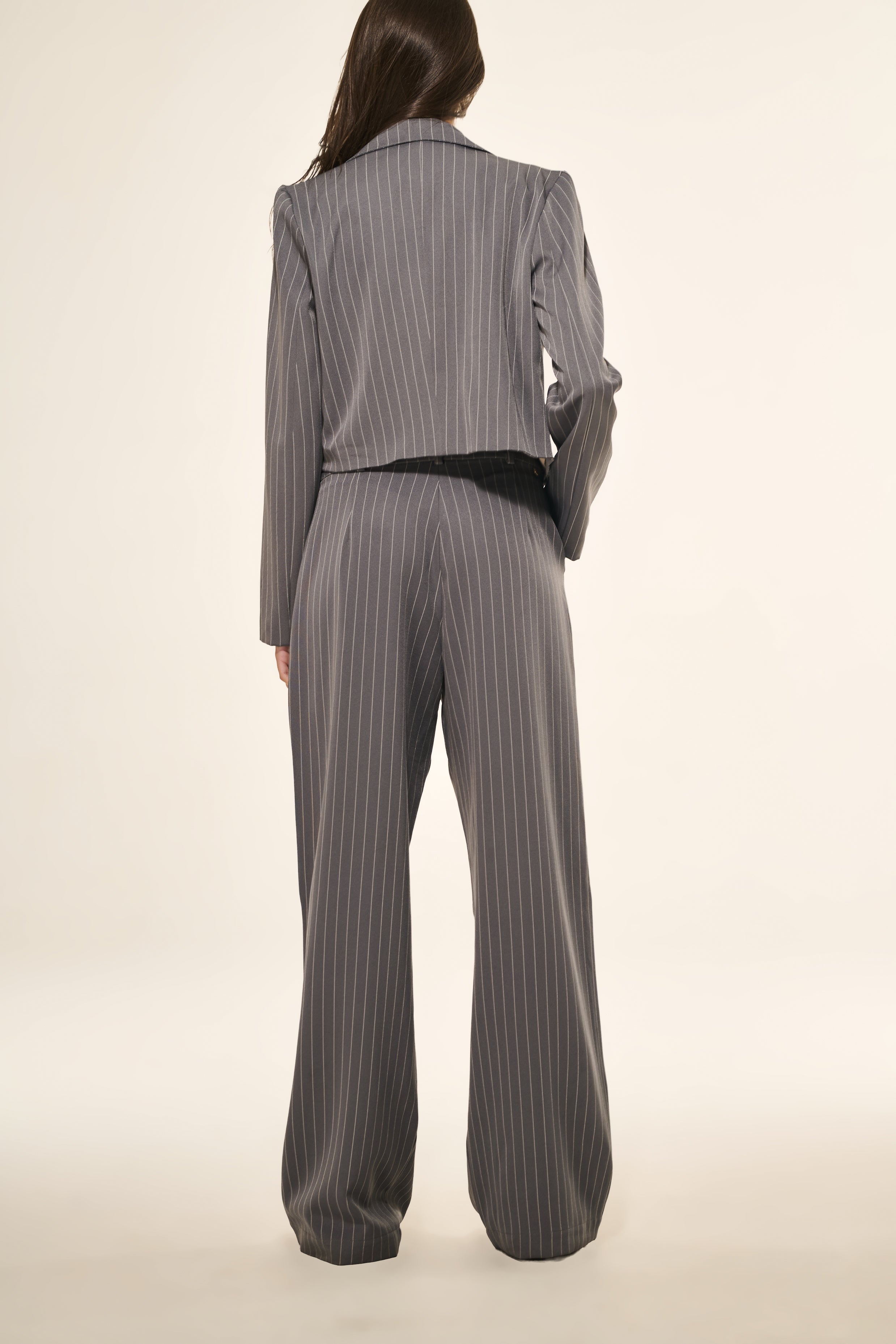 Calça Reta Alfaiataria Risca de Giz Cinza