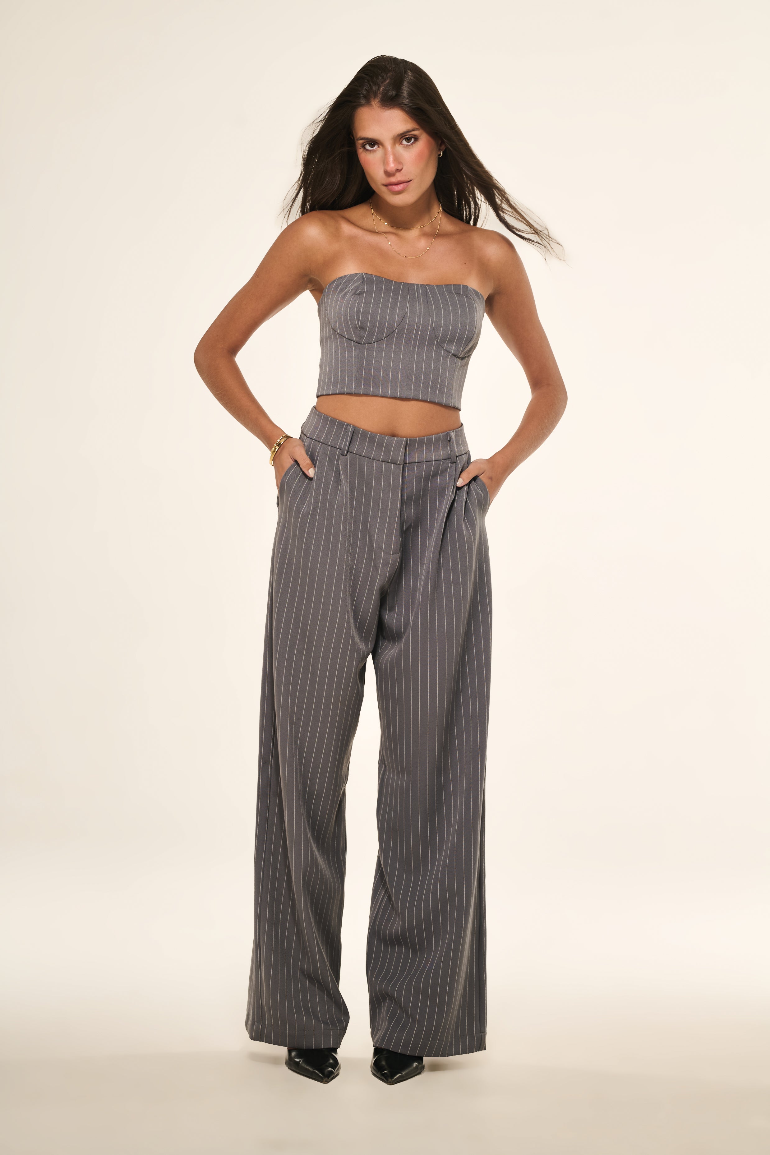 Cropped Sem Alças Alfaiataria Risca de Giz Cinza