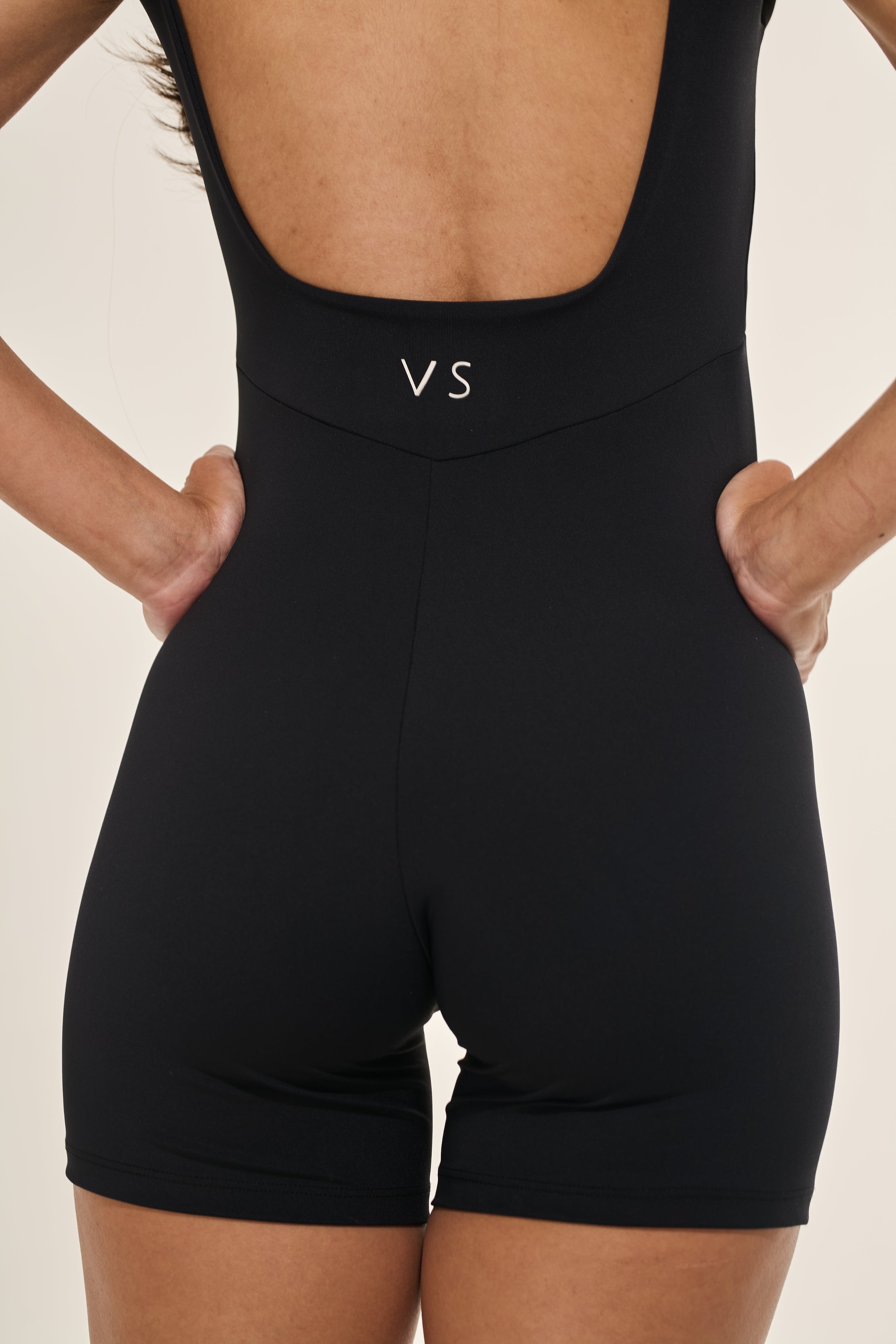 Macaquinho Fitness Decote Costas Preto