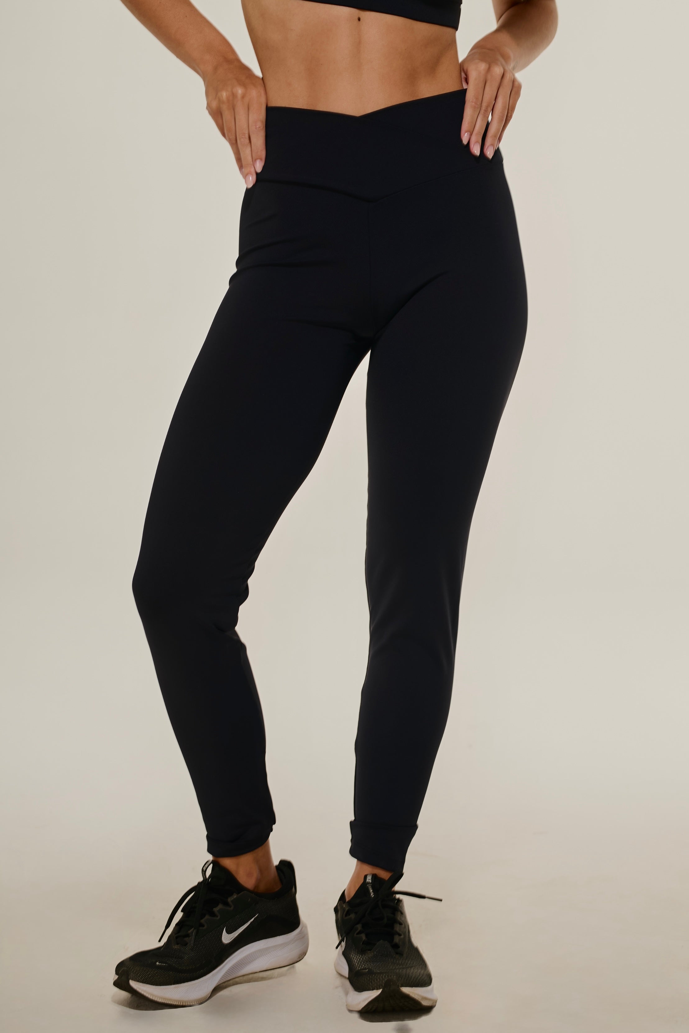 Conjunto Top Reto Preto + Legging com Cós Cruzado Preto