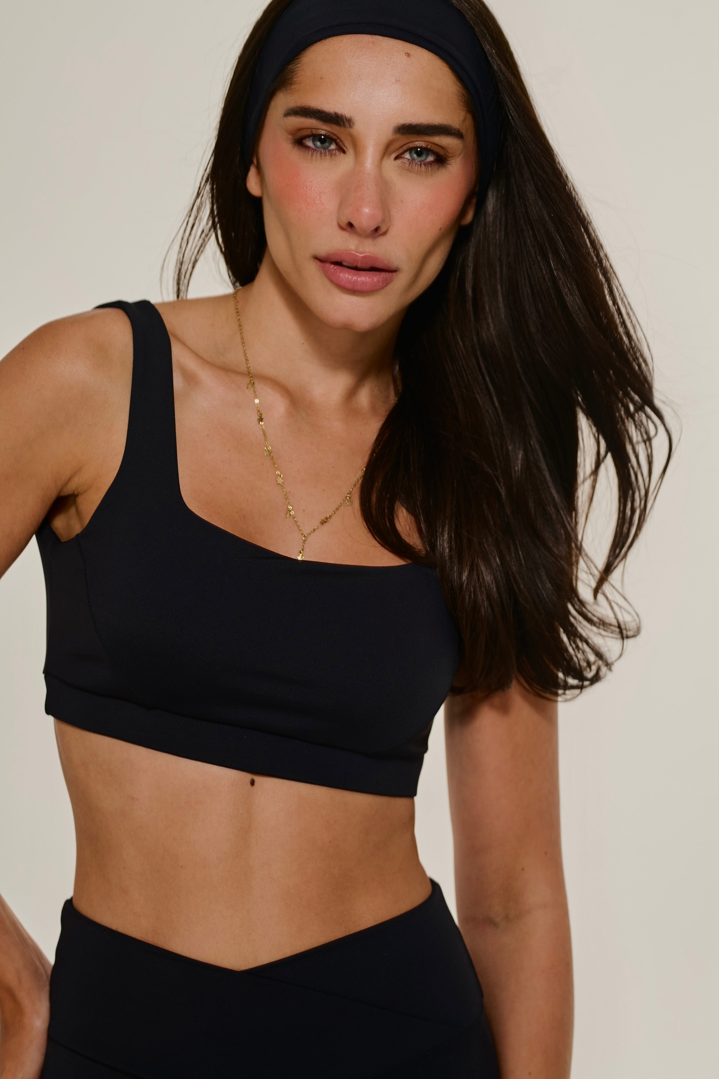 Conjunto Top Reto Preto + Legging com Cós Cruzado Preto