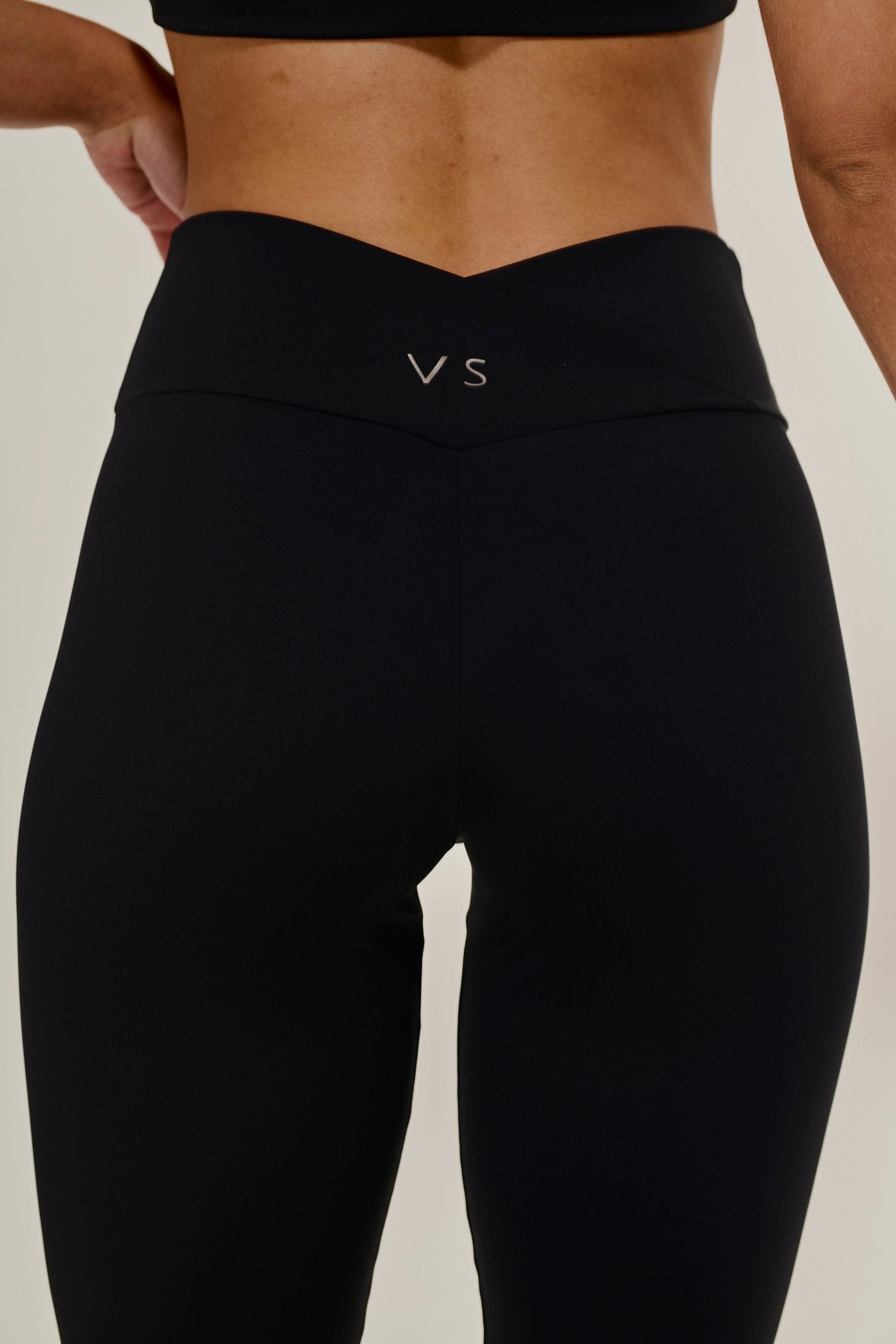 Conjunto Top Reto Preto + Legging com Cós Cruzado Preto