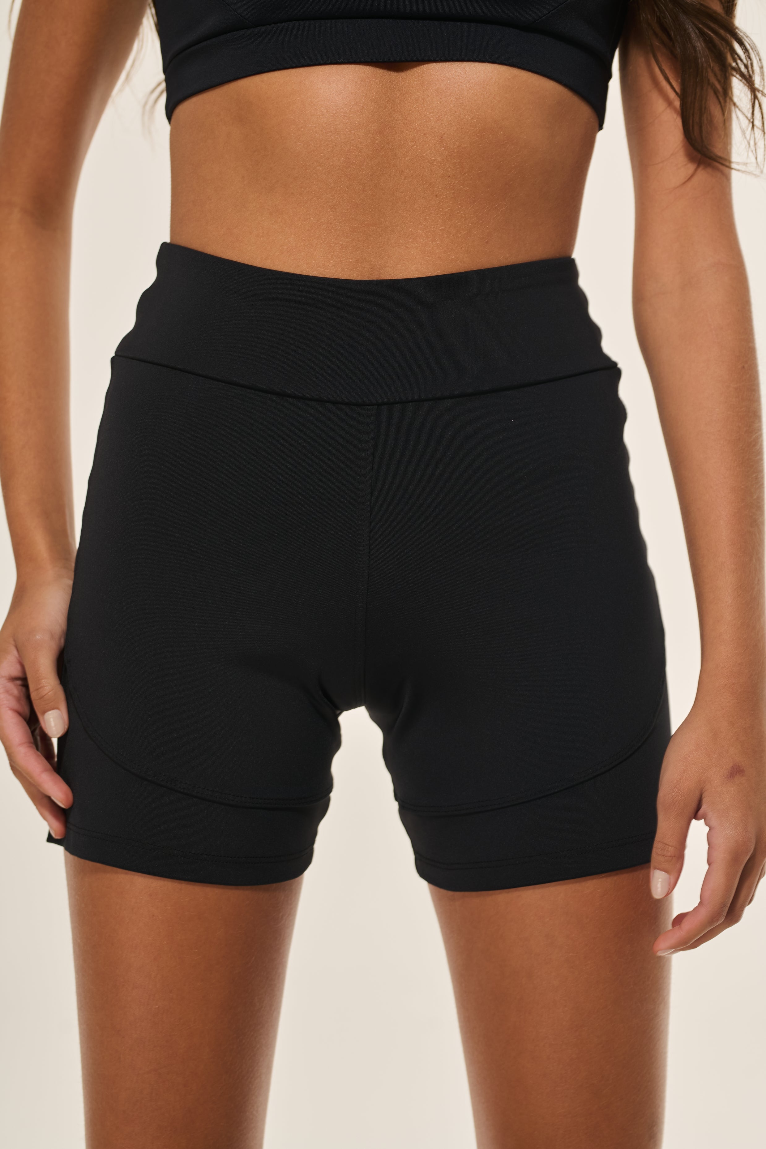 Conjunto Top Gola Alta Recorte Costas Preto + Bermuda Fitness Preto