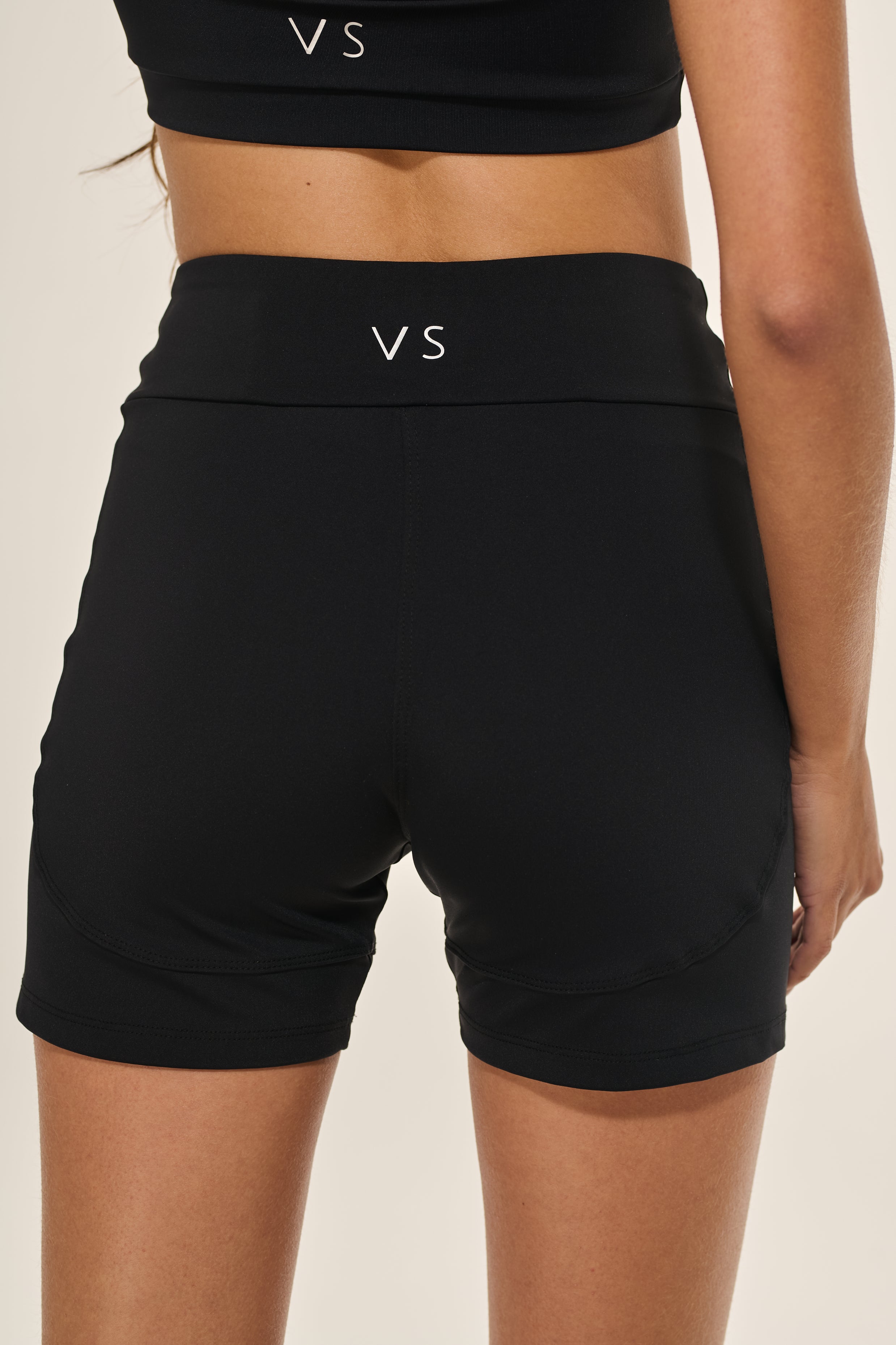 Conjunto Top Gola Alta Recorte Costas Preto + Bermuda Fitness Preto