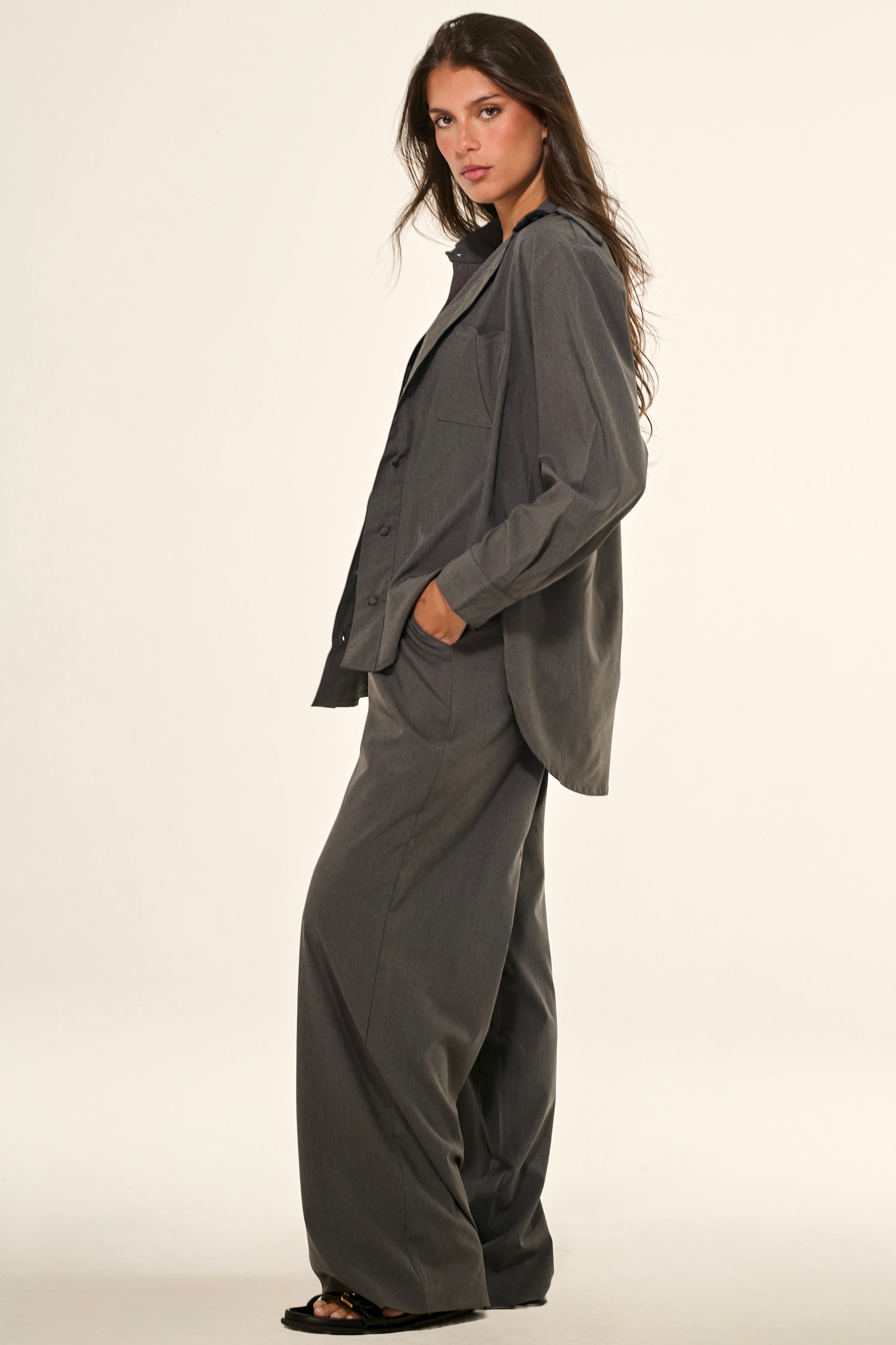 Calça Reta em Crepe Cinza Chumbo