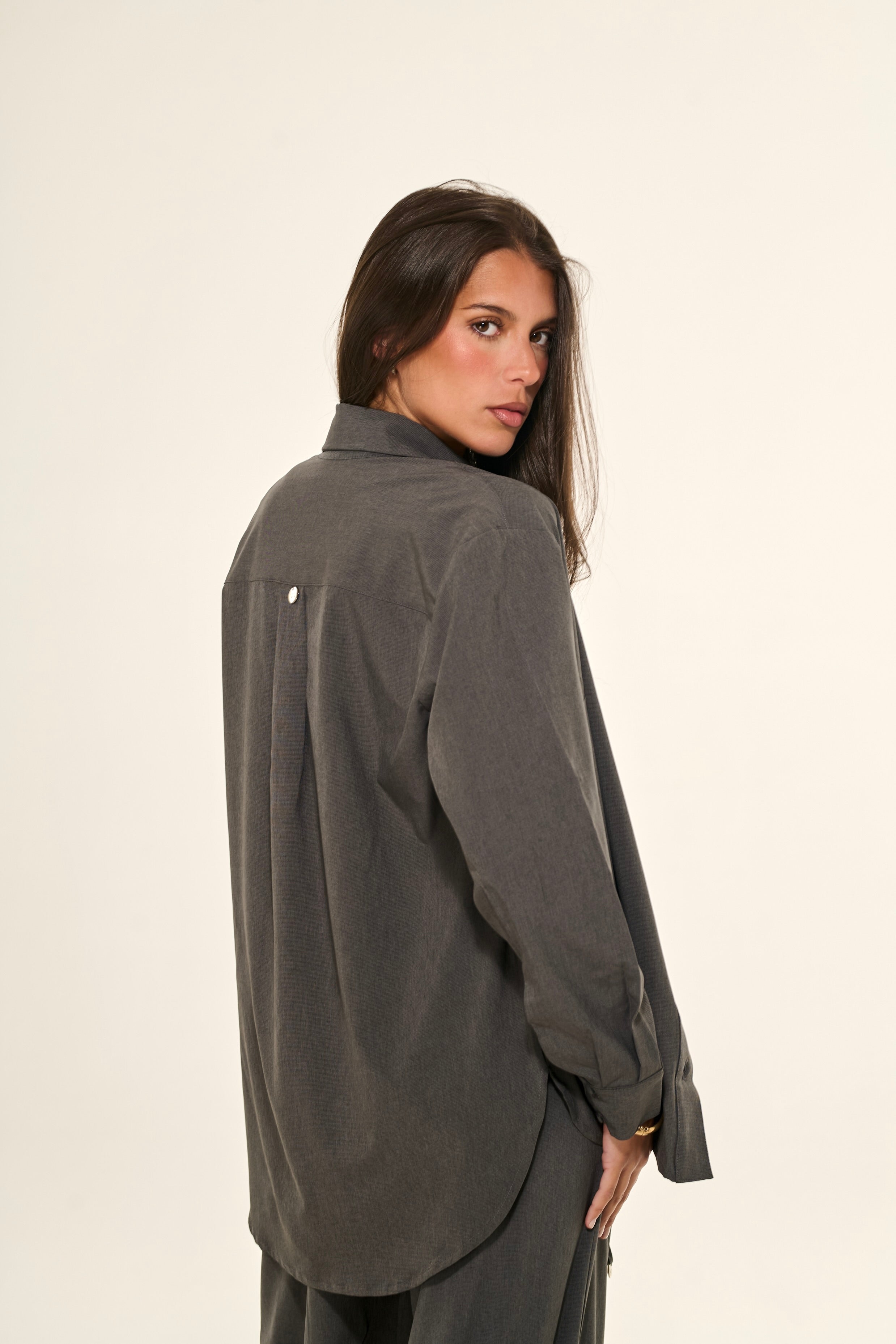 Conjunto Camisa Manga Longa em Crepe Cinza Chumbo + Calça Reta em Crepe Cinza Chumbo