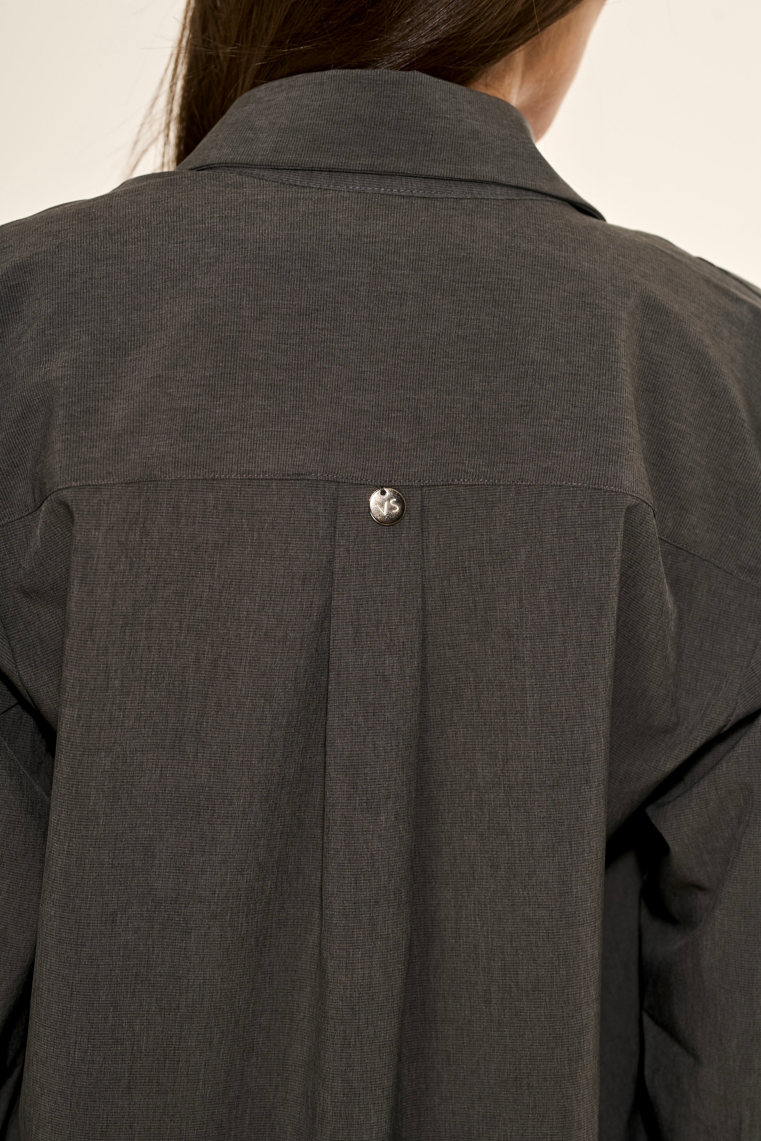 Conjunto Camisa Manga Longa em Crepe Cinza Chumbo + Calça Reta em Crepe Cinza Chumbo