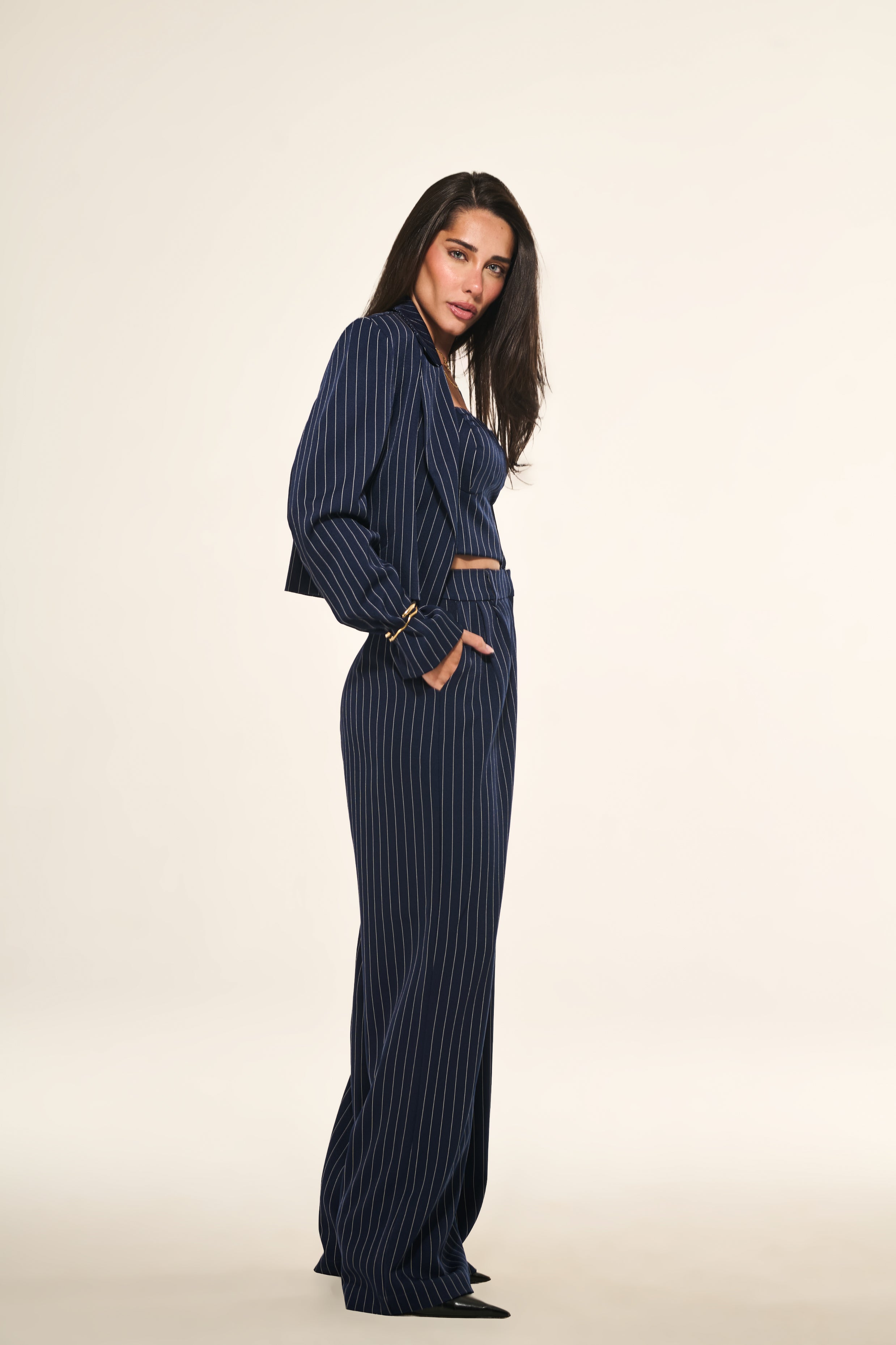 Calça Reta Alfaiataria Risca de Giz Azul Marinho