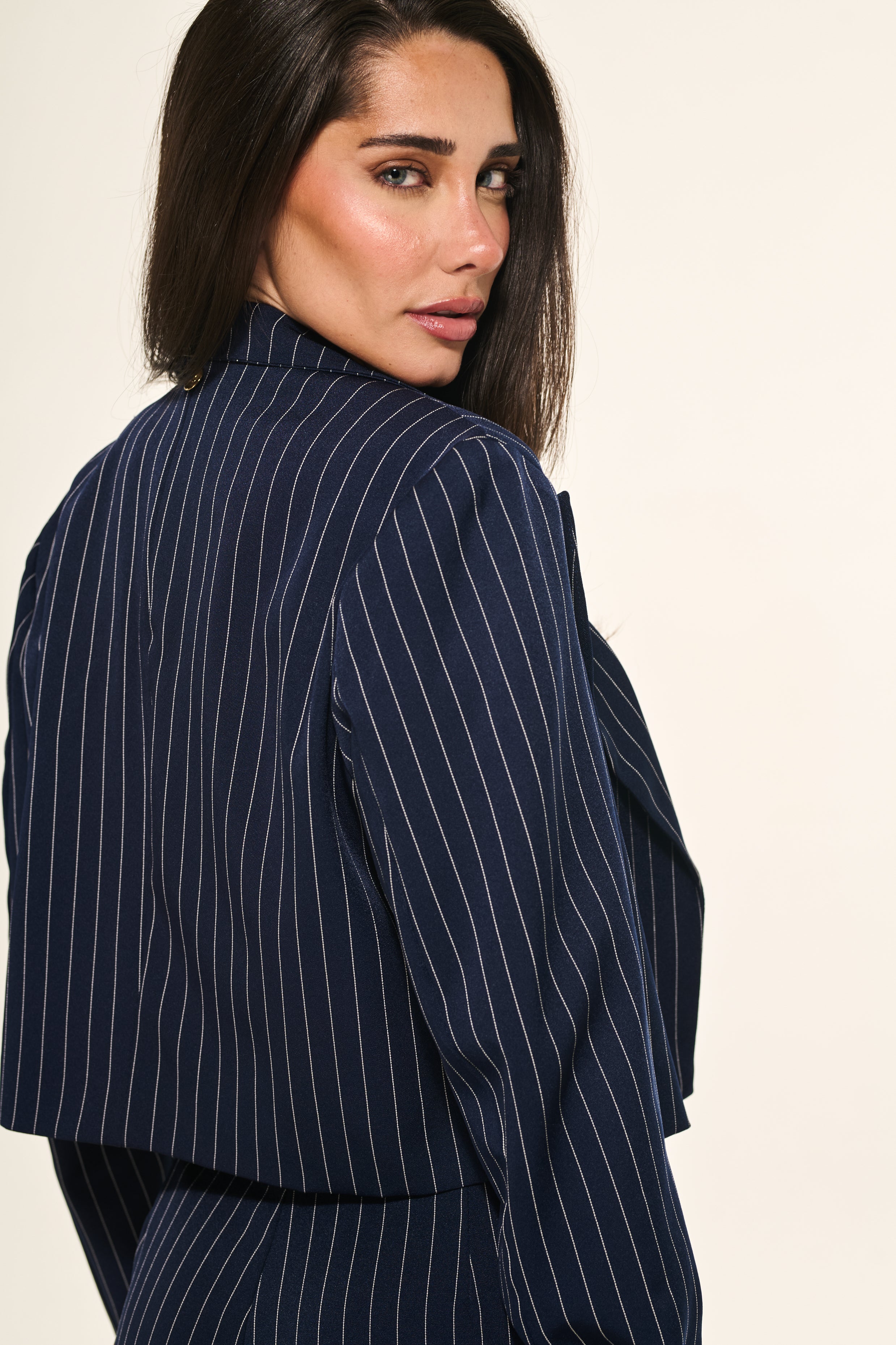 Blazer Cropped Alfaiataria Risca de Giz Azul Marinho