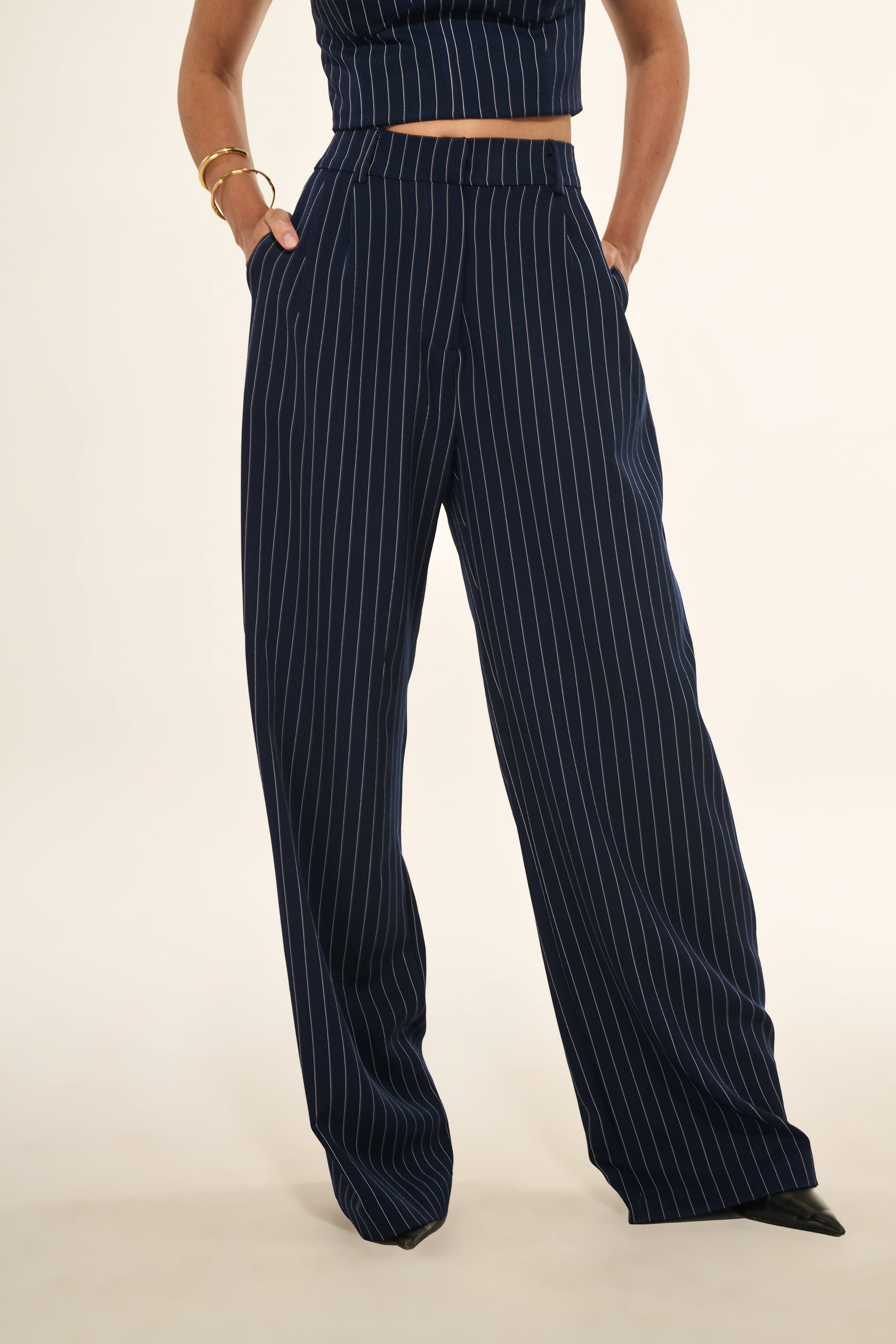 Calça Reta Alfaiataria Risca de Giz Azul Marinho