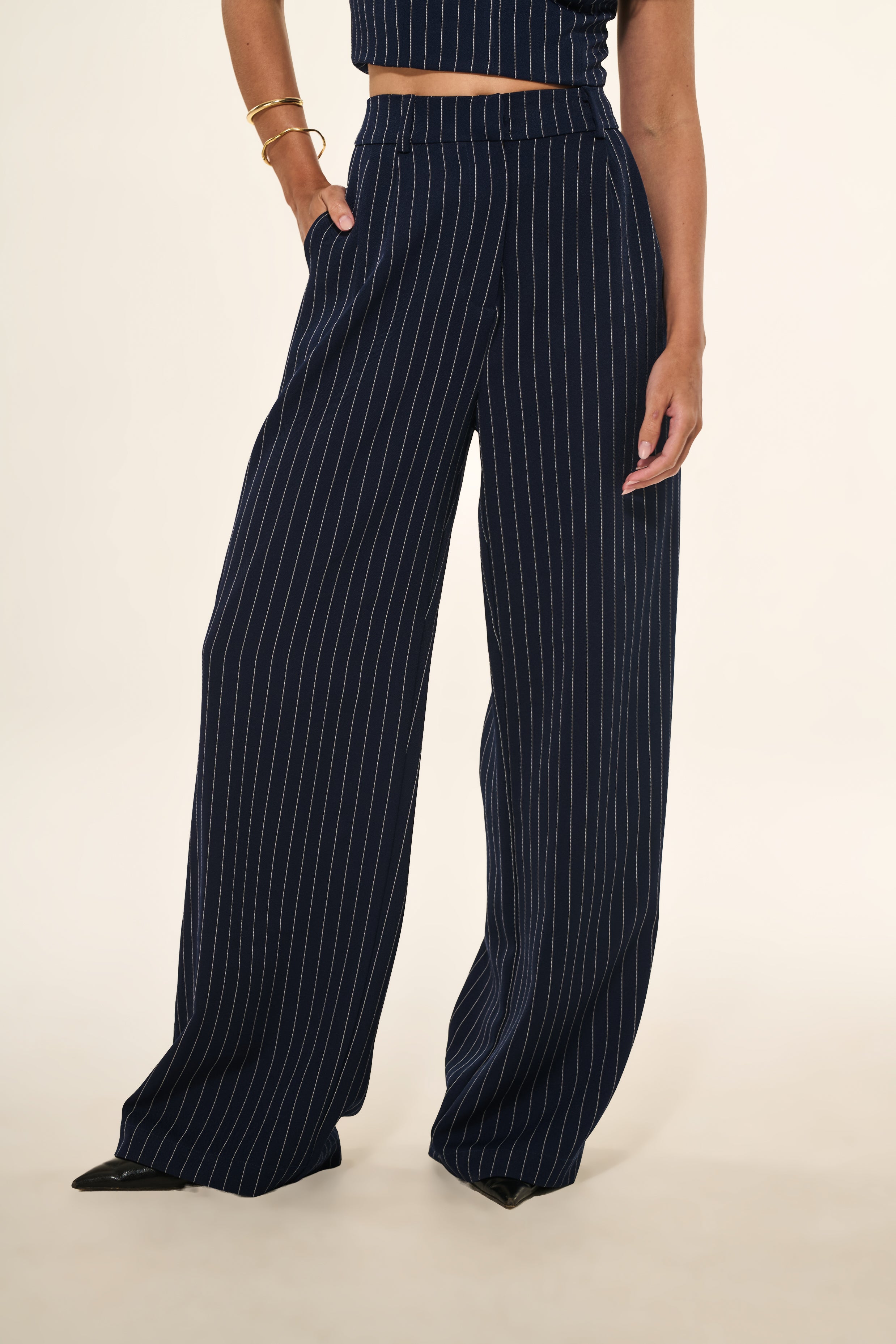 Calça Reta Alfaiataria Risca de Giz Azul Marinho