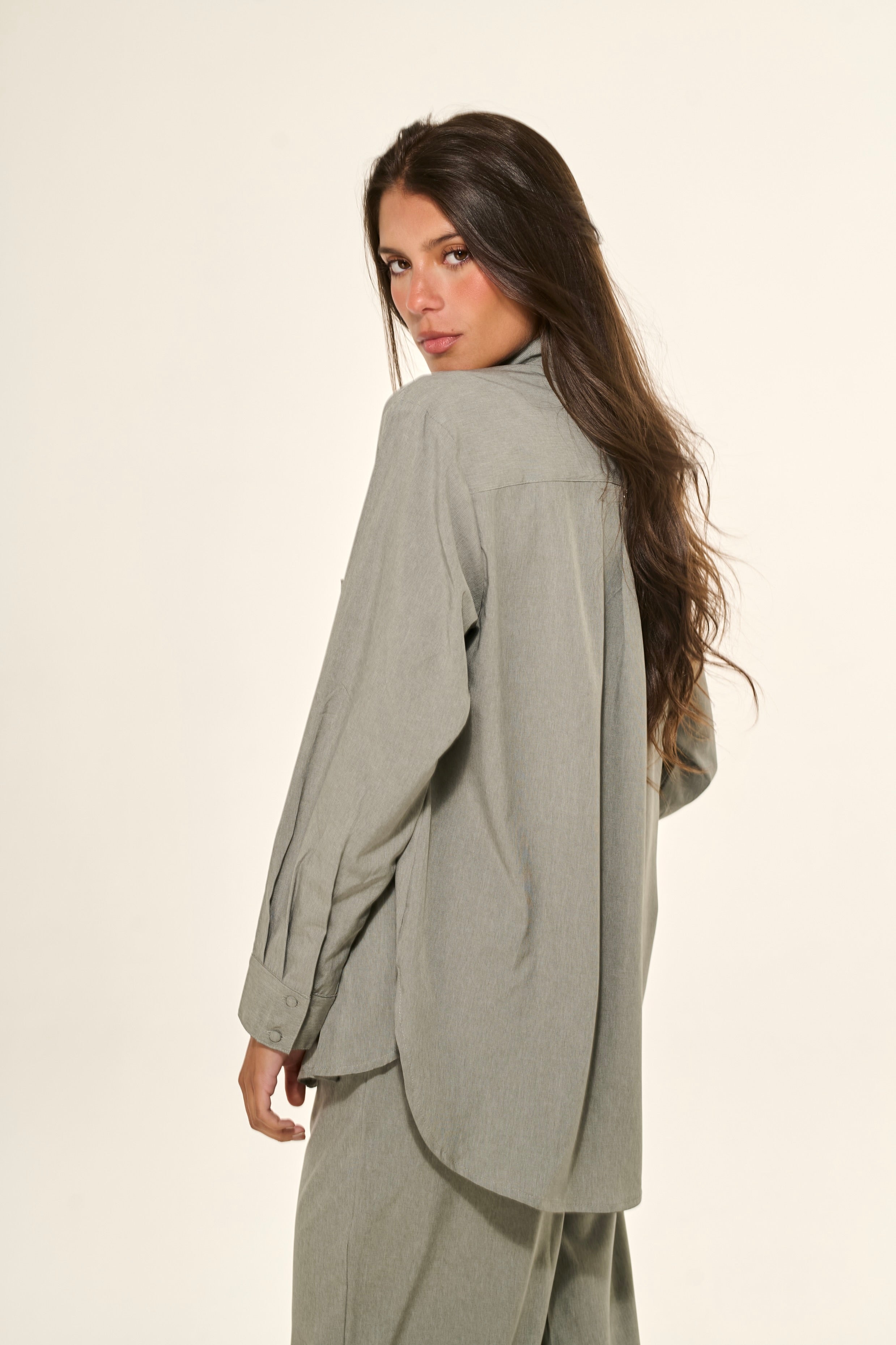 Camisa Manga Longa em Crepe Cinza Claro
